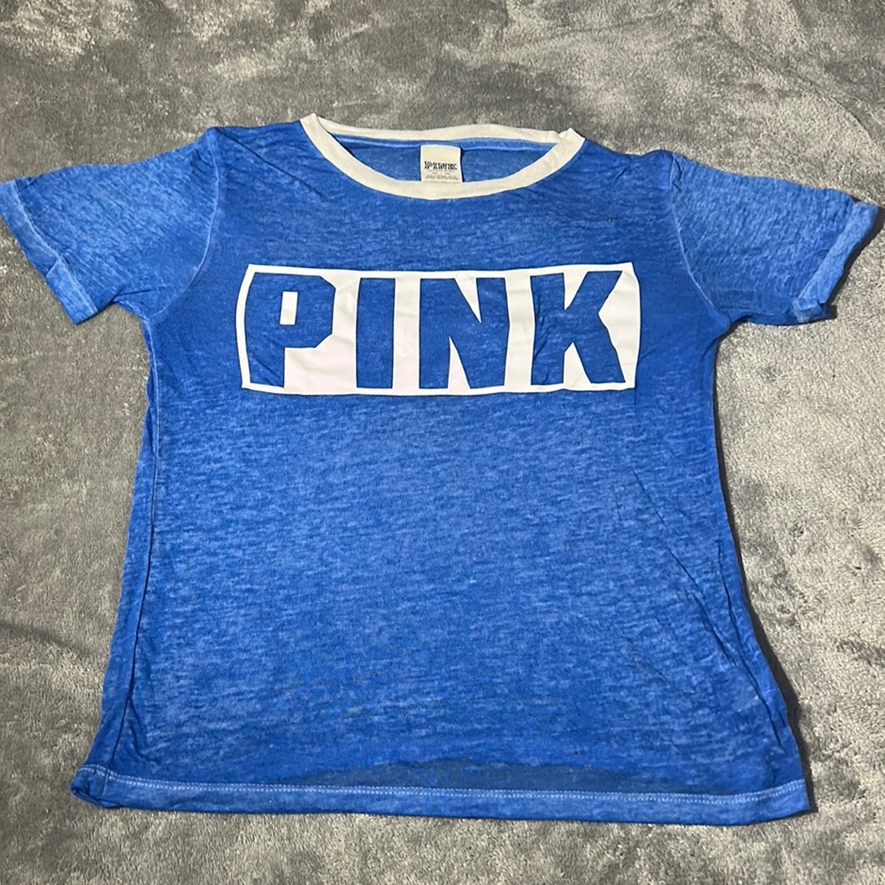 Brand is pink, color is blue. This shirt is an XS but it’s pretty stretchy.